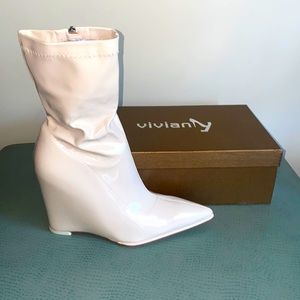 Womens white heeled boot. **FITS LIKE SIZE 8-8.5 (size 9 on box.